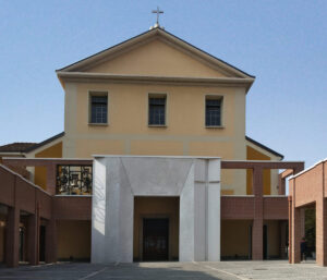 facciata-chiesa-con-portale-moderno-calcestruzzo-prefabbricato-san-vito-giambellino