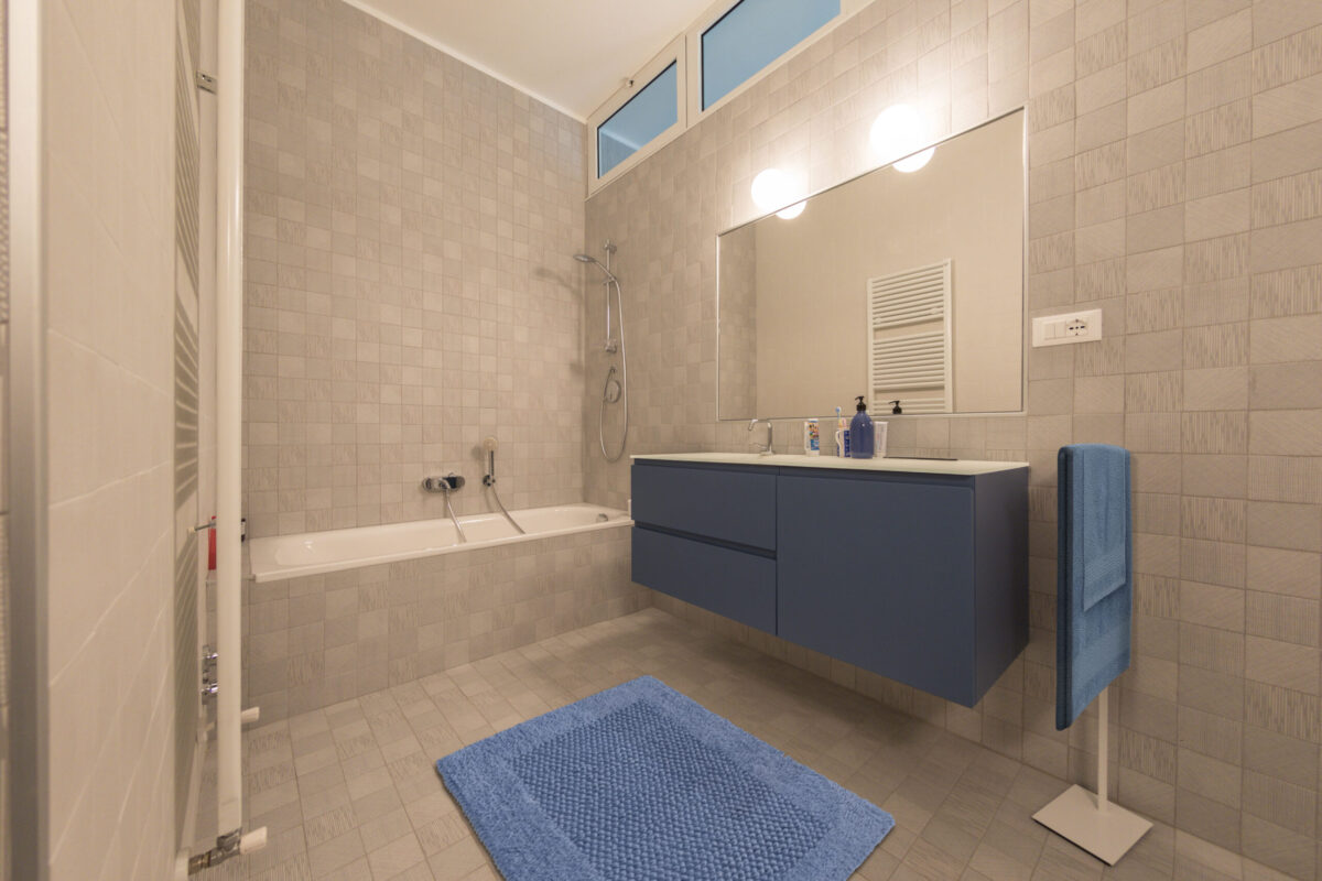 bagno-moderno-grigio-azzurro-con-piastrelle-mutina