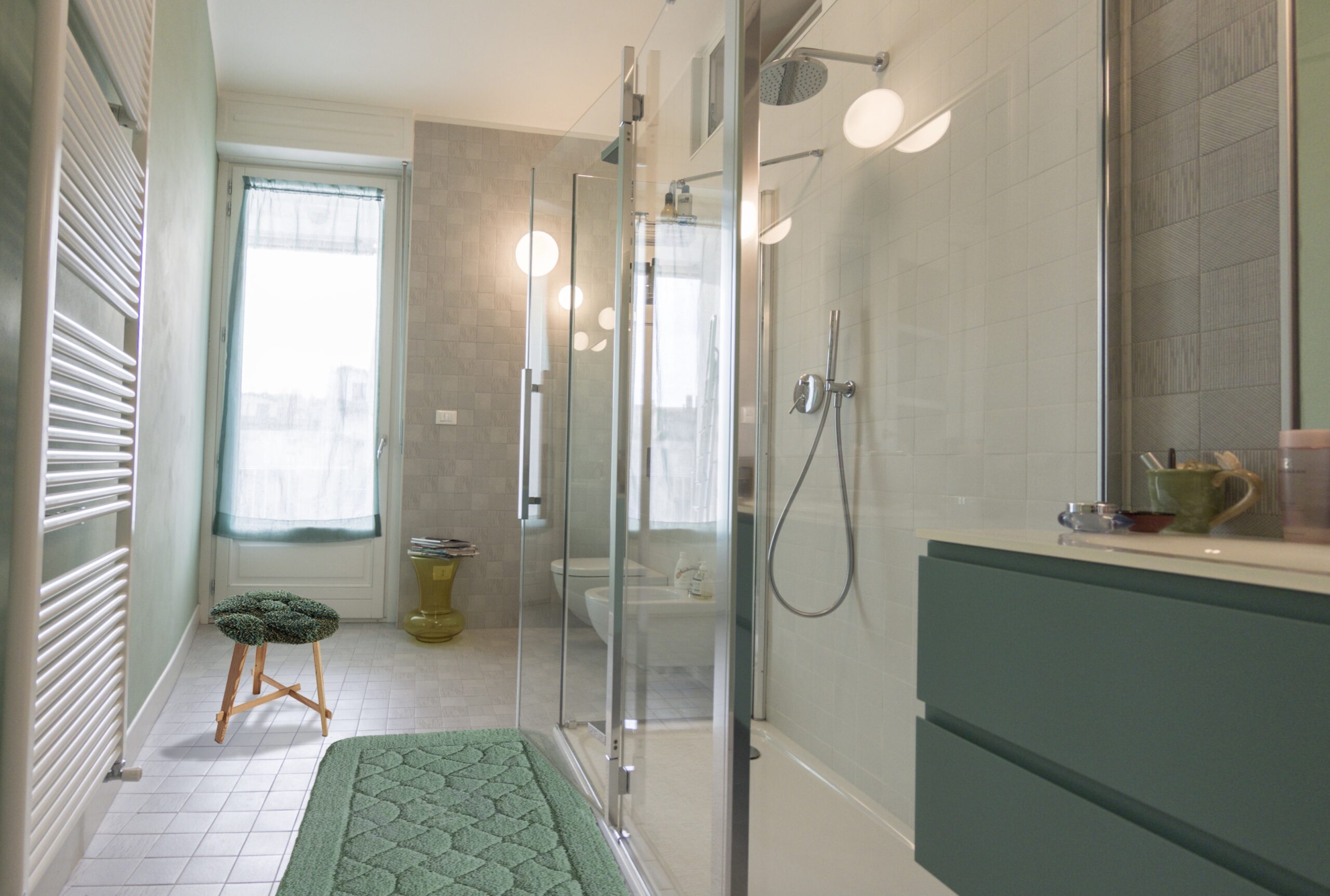 bagno-moderno-grigio-e-verde-con-piastrelle-mutina