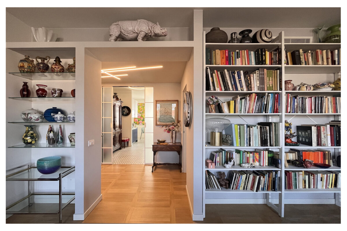 libreria-e-cucina-con-porta-scorrevole-gioco-di-led-soffitto-ingresso-zona-fiera-milano