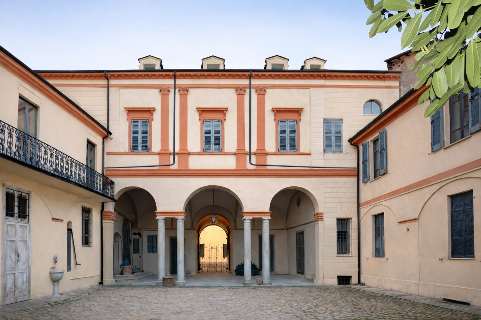 Restauro facciata interna palazzo storico a Cremona